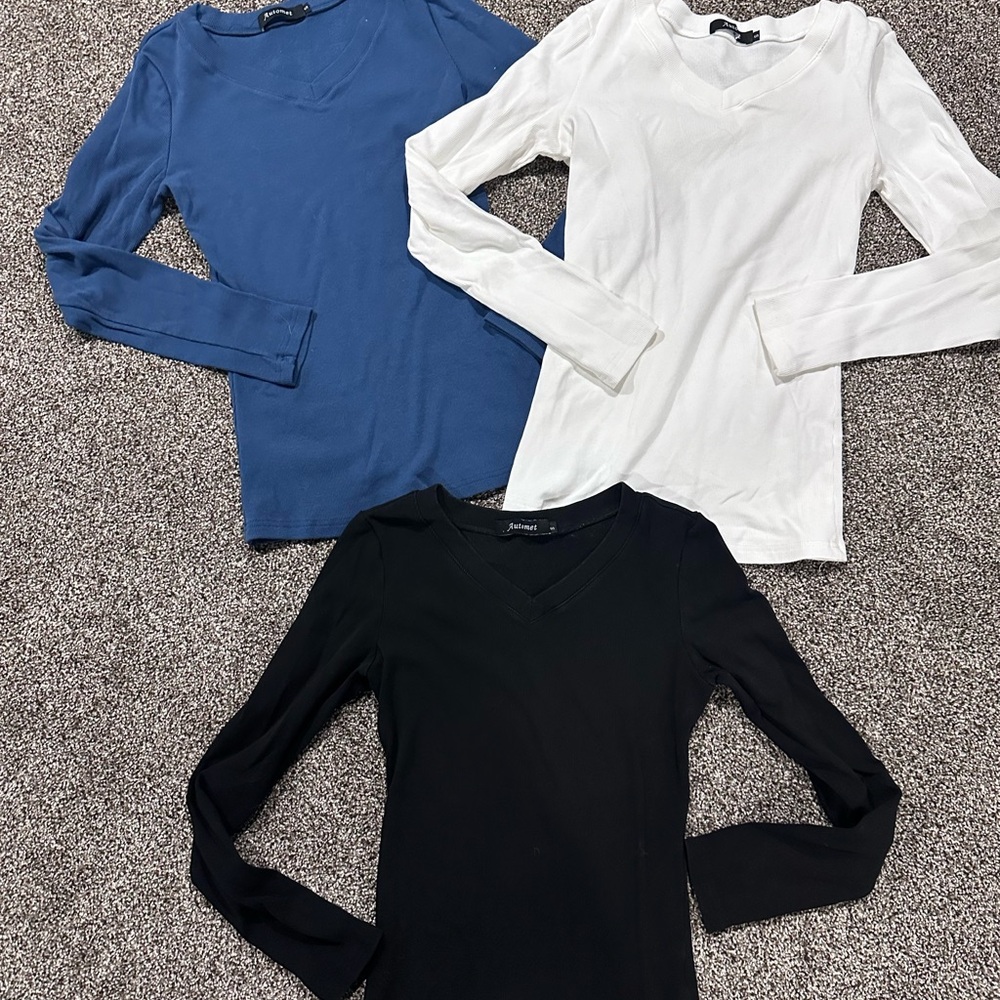 Bundle of 3 Ribbed Long Sleeve V-Neck Tops – S – Everyday Basics